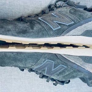New Balance Unisex Suede Sneakers (W 9/M7.5)
